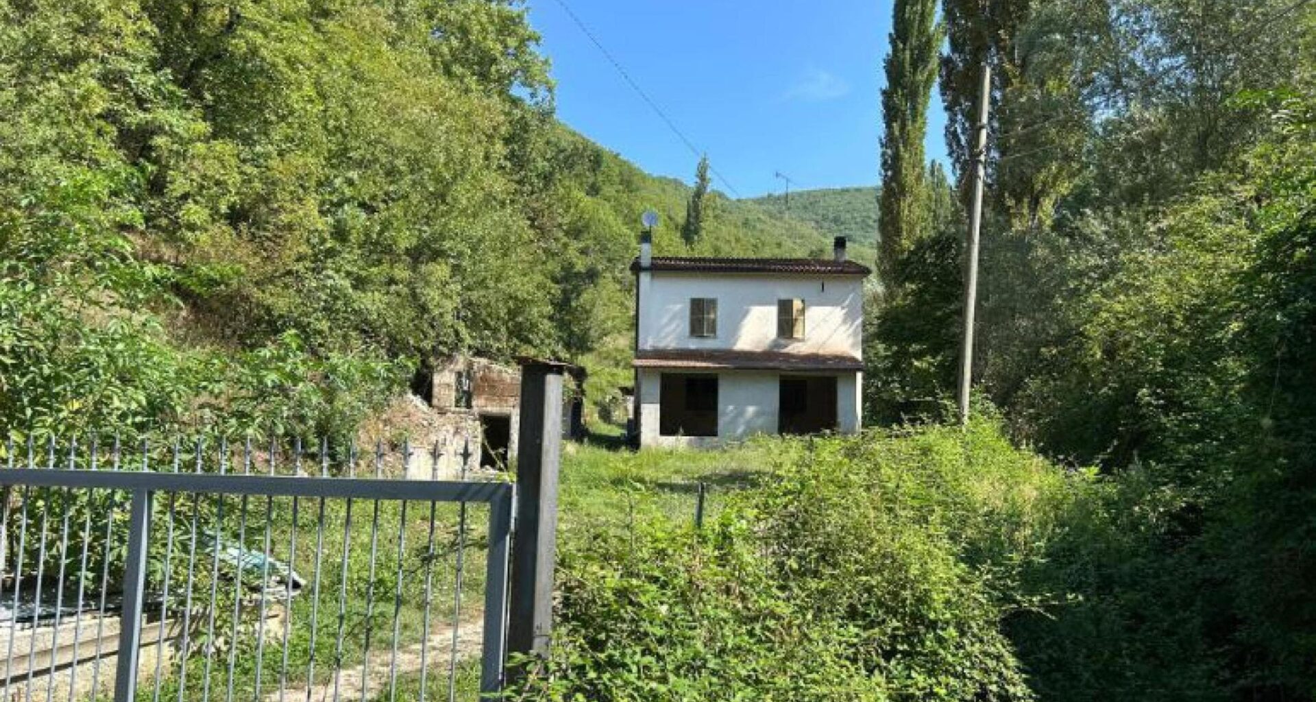 “Mia mamma è sepolta in giardino”. Segnalazione figlia fa trovare cadavere di una donna a Terni