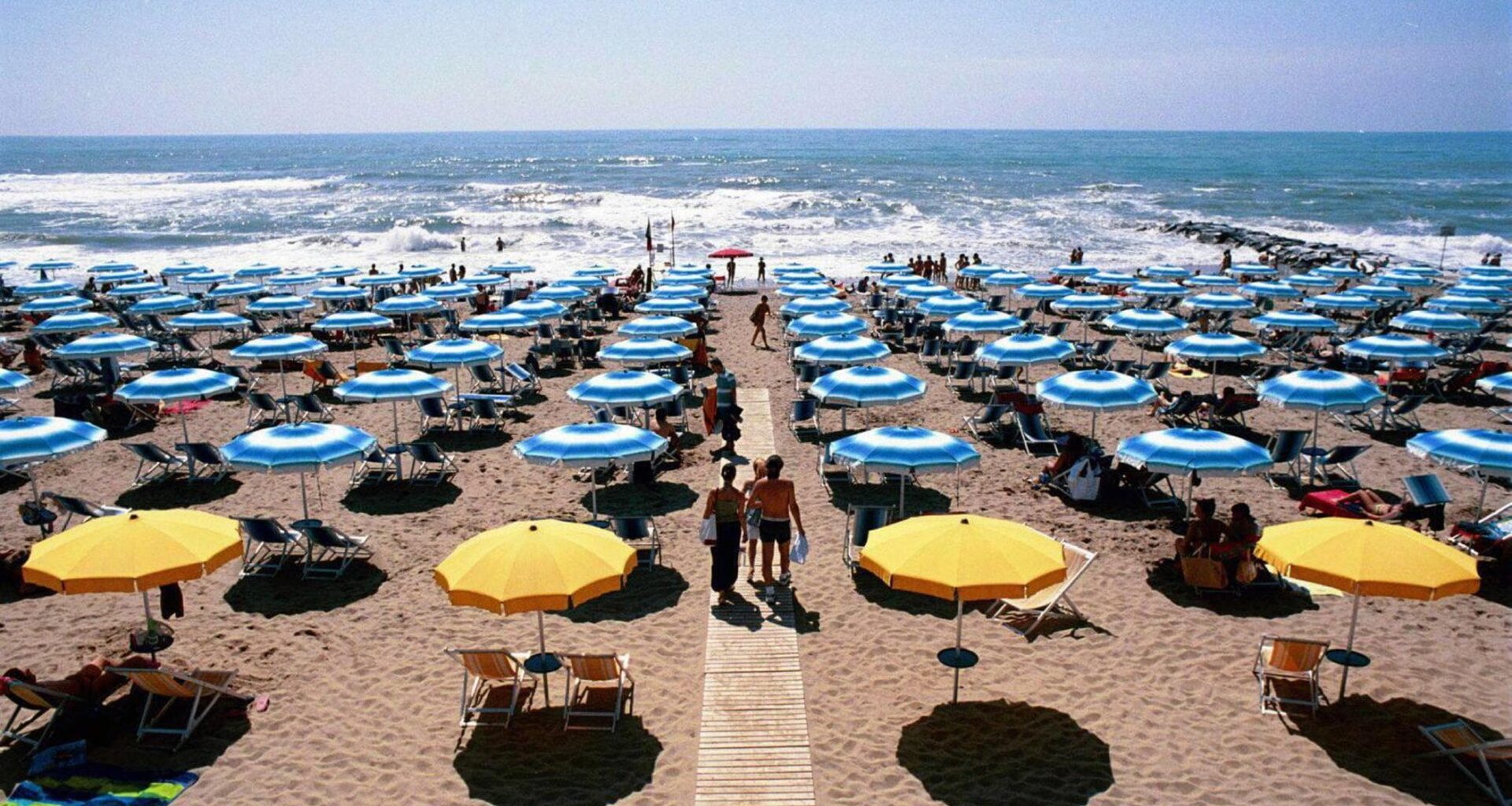 La protesta dei balneari dopo il caso del caro spiaggia: “Basta penalizzarci, il Governo ci tuteli” - la Repubblica