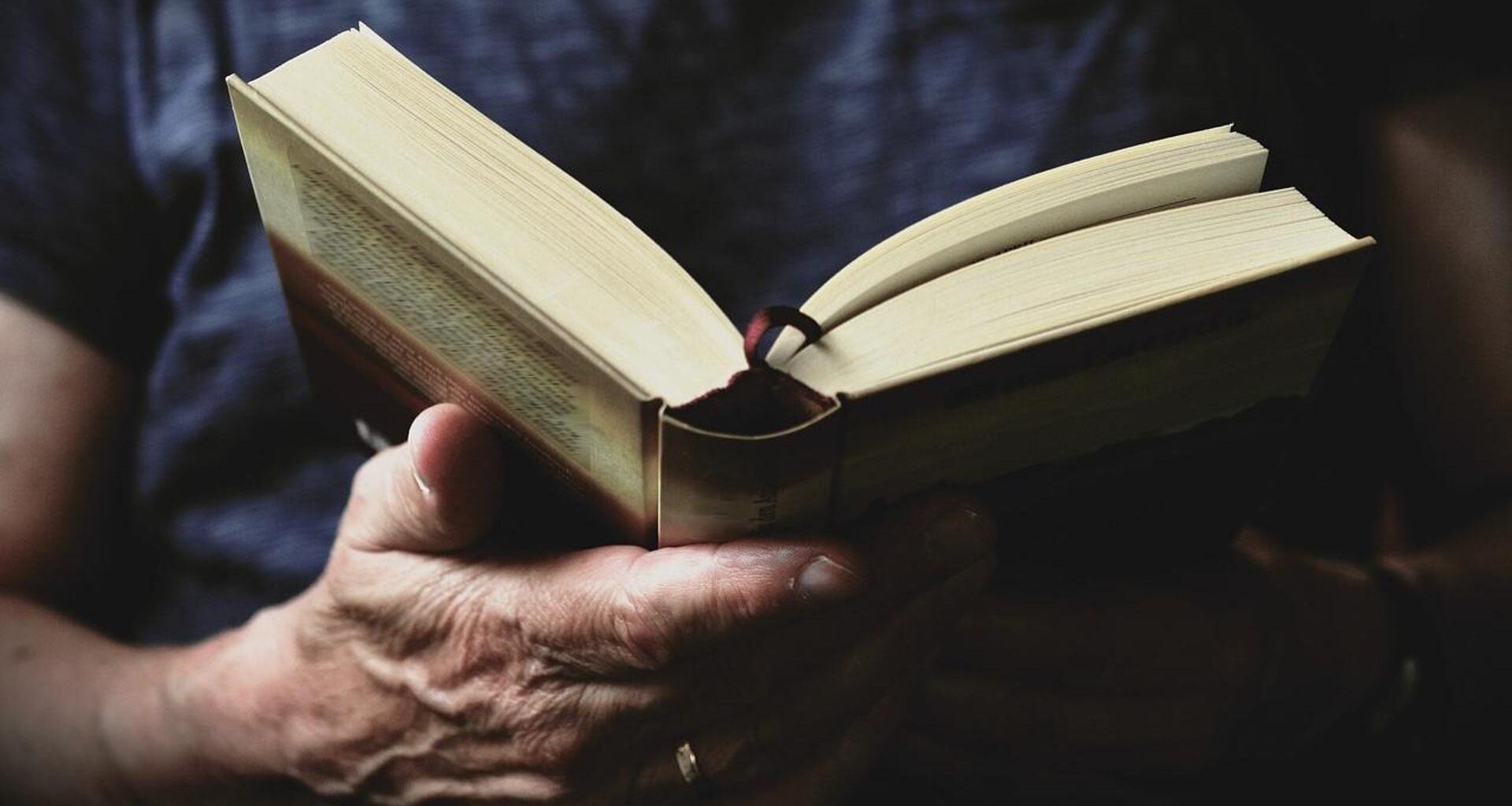 Roma, il ladro tradito dal libro: entra per un furto ma si siede e legge “Gli dei alle sei”, arrestato