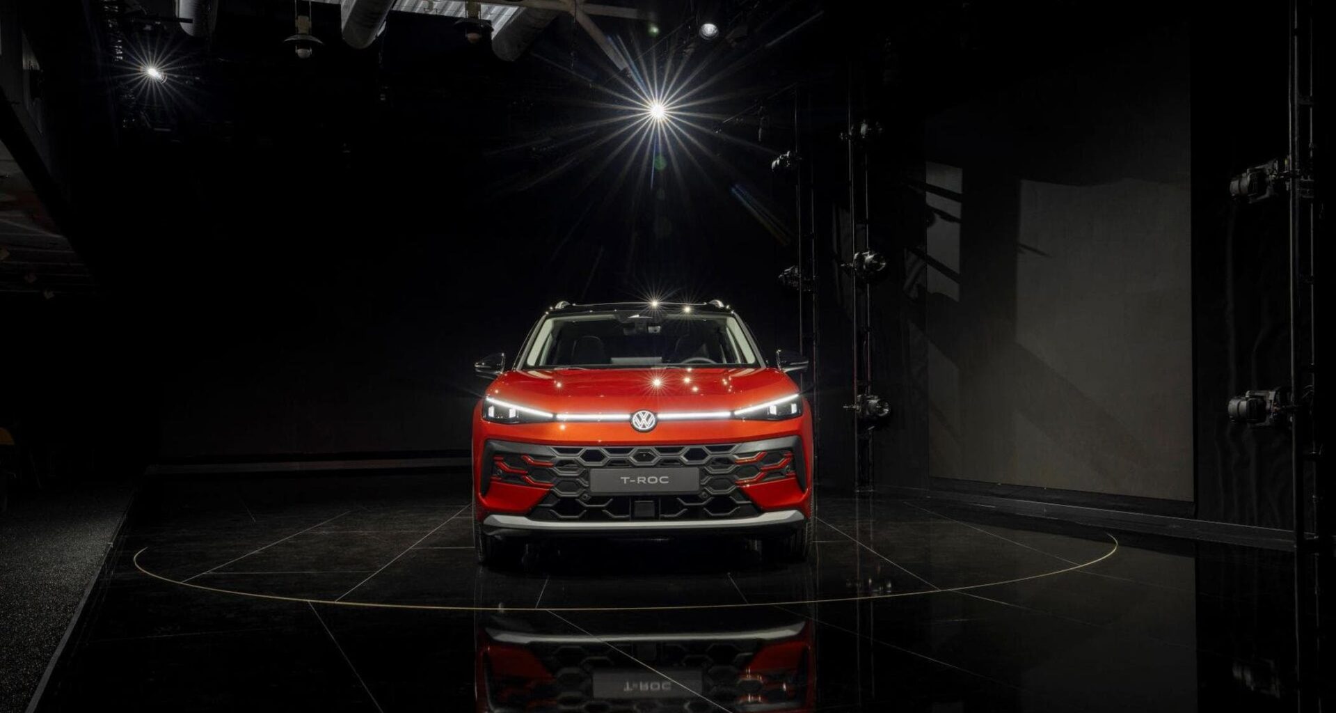 Volkswagen T-Roc svela la nuova generazione del Suv: linee sportive e “human look”