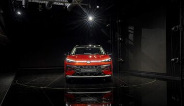 Volkswagen T-Roc svela la nuova generazione del Suv: linee sportive e “human look”