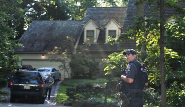 Fbi perquisisce casa di Bolton, l’ex consigliere per la sicurezza Usa. Trump: “È un delinquente” - la Repubblica