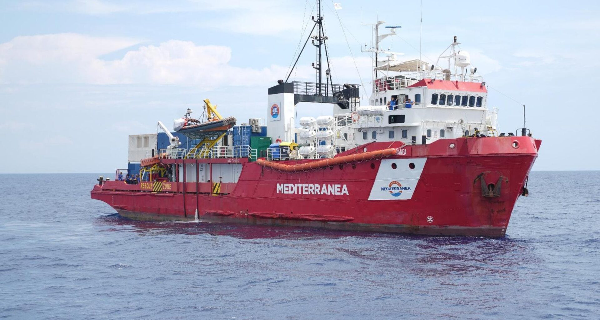 Migranti, fermata la nave Mediterranea. “Bloccano noi, ma fanno accordi con chi spara contro le ong”