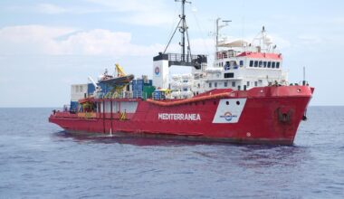 Migranti, fermata la nave Mediterranea. “Bloccano noi, ma fanno accordi con chi spara contro le ong”