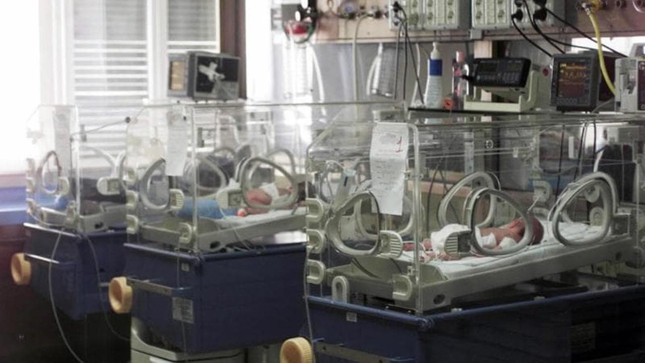 Bolzano, neonati morti in ospedale: i Nas bloccano l’uso di un detergente per piatti contaminato