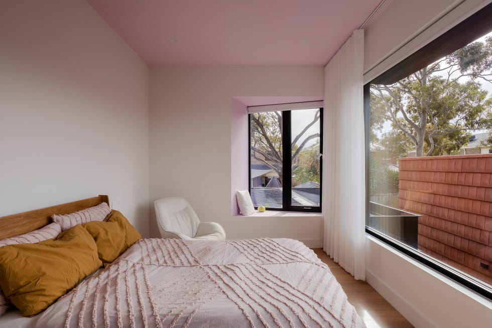 casa sostenible de arquitectos viven tres generaciones que se organizan en torno a un patio, tres arboles y una piscina