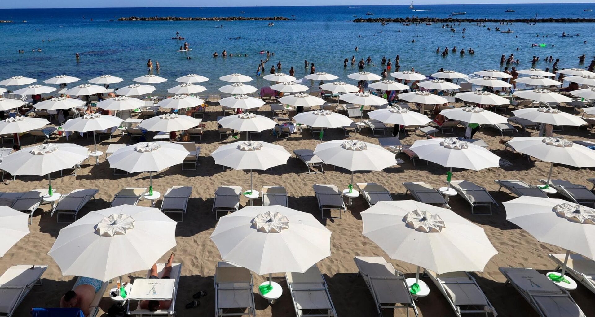 Sulle spiagge di Pescara meno 25% di turisti. “Prezzi invariati, ma gli ombrelloni restano vuoti”