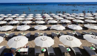 Sulle spiagge di Pescara meno 25% di turisti. “Prezzi invariati, ma gli ombrelloni restano vuoti”
