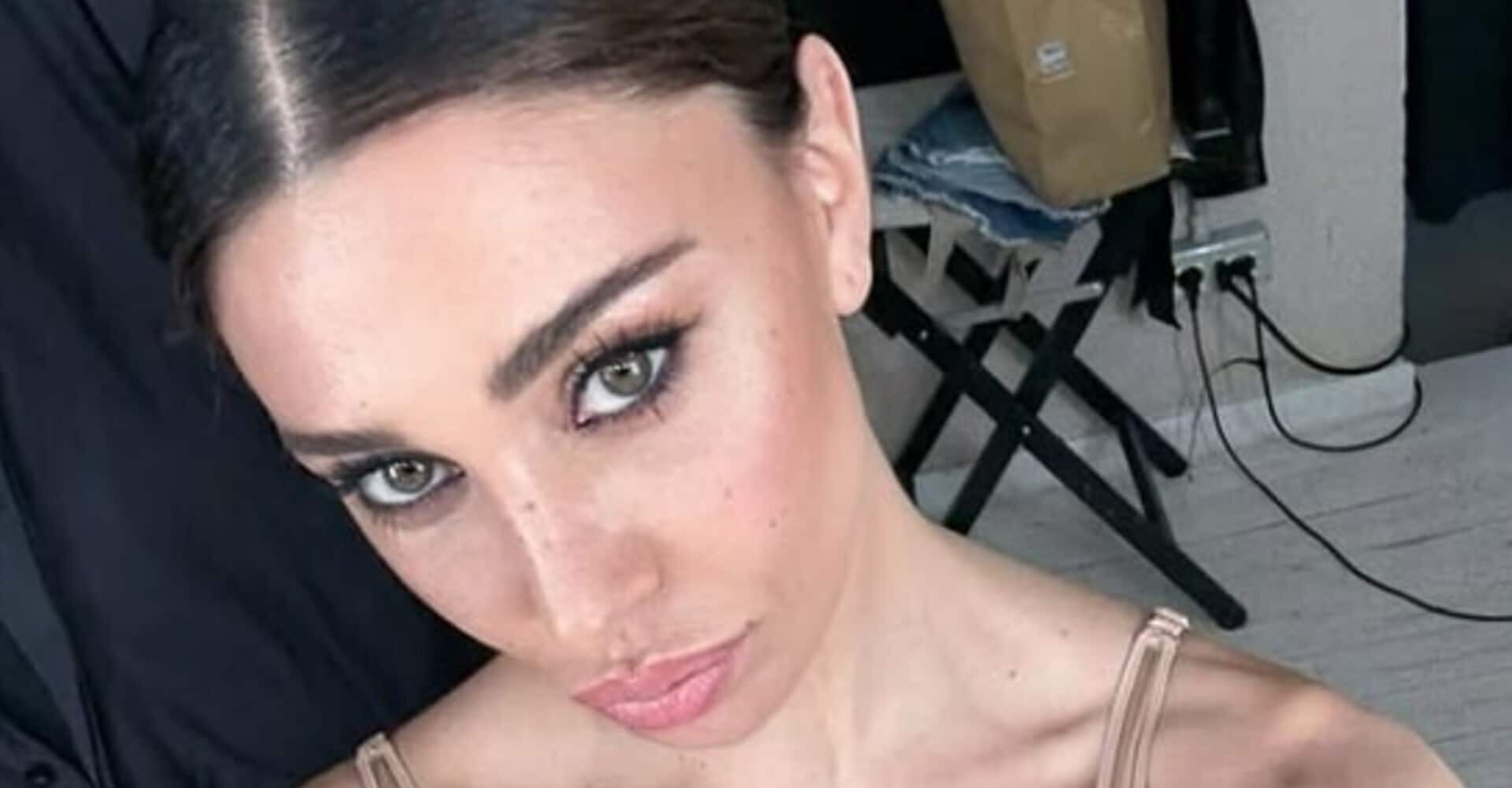 Belen, "altra lite in Sardegna, lanciava patatine a dei ragazzi"