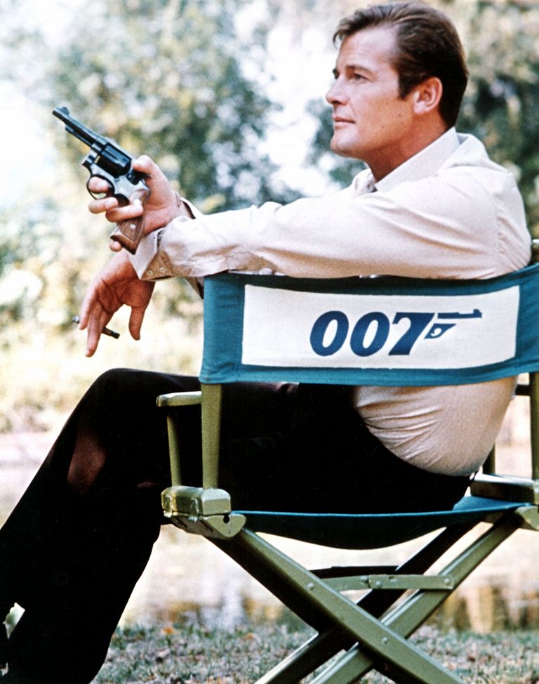 Roger Moore interpreta James Bond