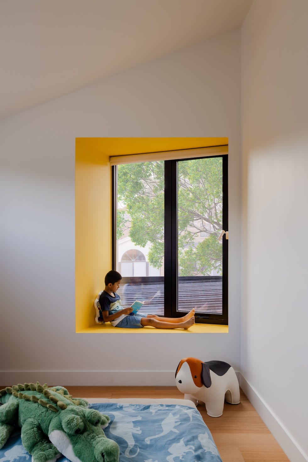 casa sostenible de arquitectos viven tres generaciones que se organizan en torno a un patio, tres arboles y una piscina