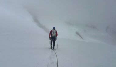 Si incastra la corda, alpinisti bloccati sul Monte Rosa: il meteo impedisce il recupero