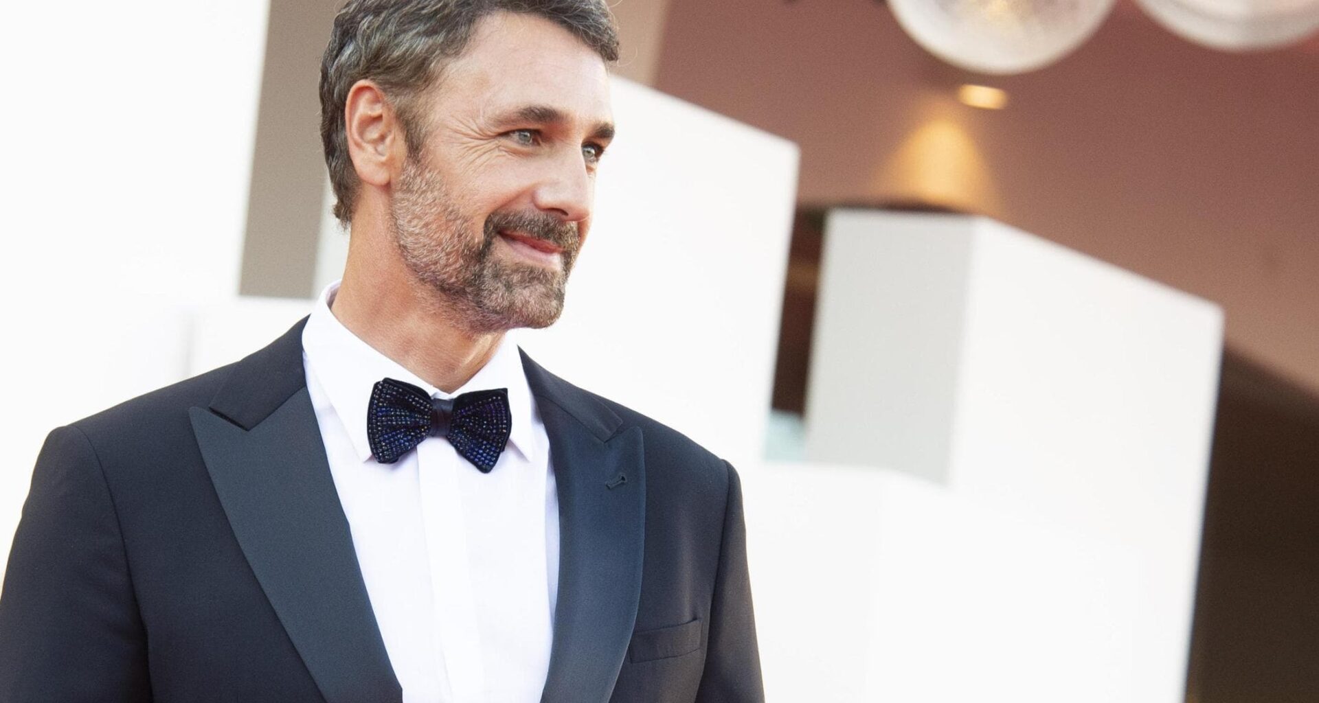 Raoul Bova deposita il marchio “occhi spaccanti” all’Ufficio Brevetti. “Per far cessare diffusione” - la Repubblica