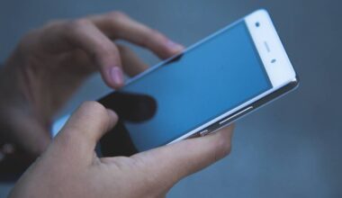 La telefonata, poi la voce femminile: "Mi chiami su WhatsApp?". Attenzione alla truffa di Flora