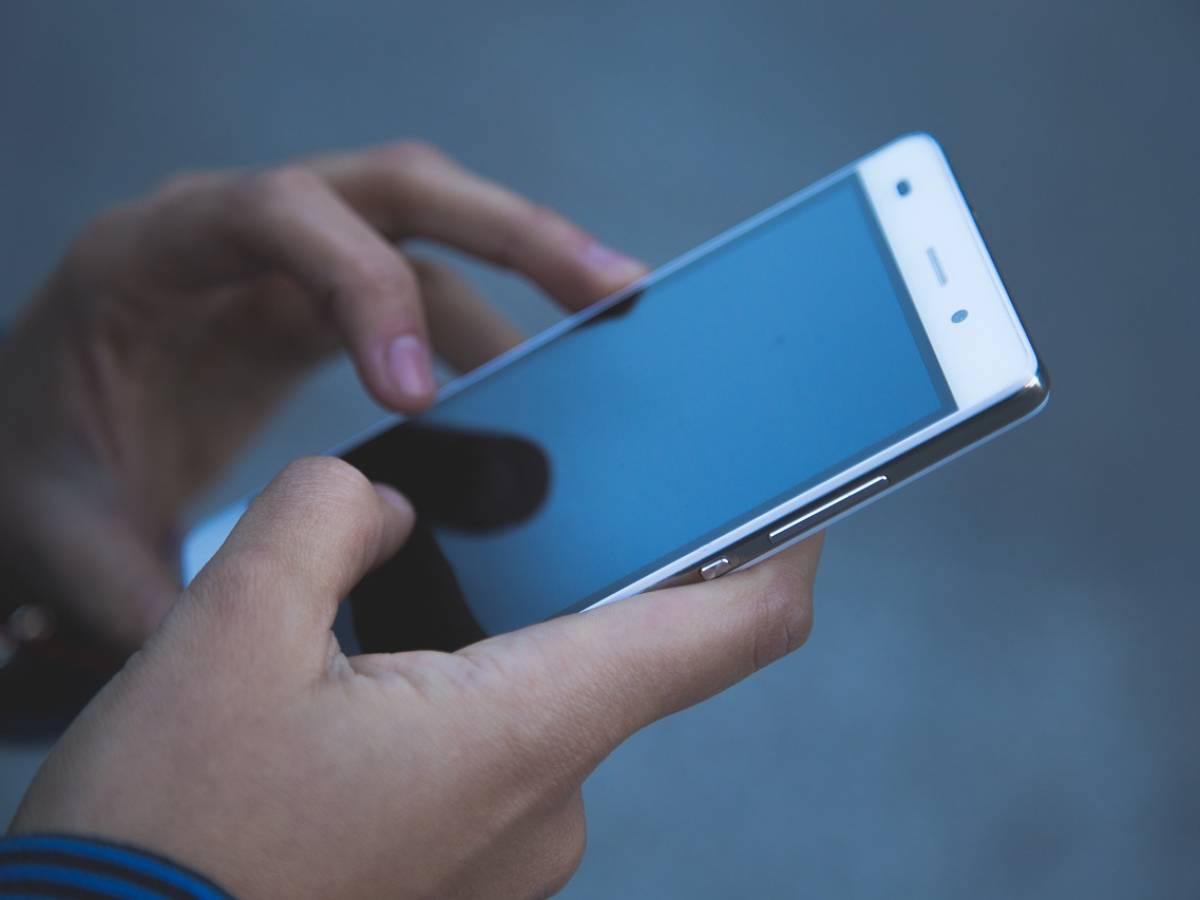 La telefonata, poi la voce femminile: "Mi chiami su WhatsApp?". Attenzione alla truffa di Flora