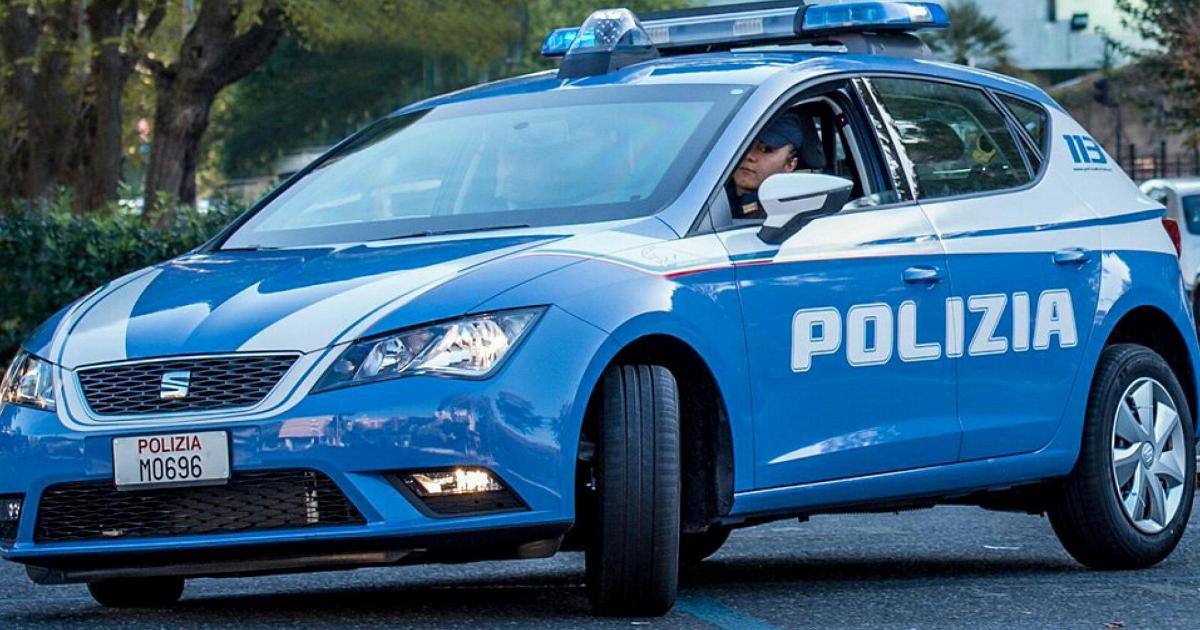 Rimini, dopo aver provocato due incidenti, scende dall'auto brandendo un machete