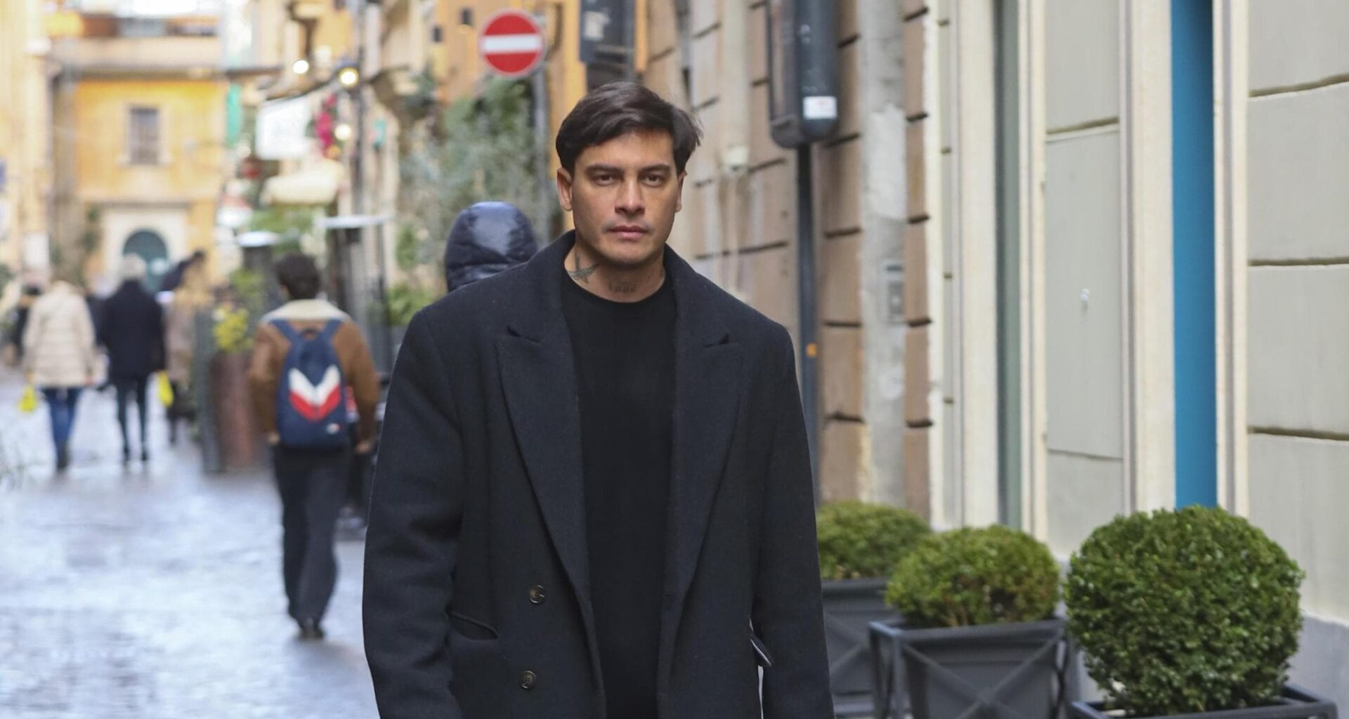Alessandro Basciano si è già tolto il braccialetto elettronico: “Mi sono slogato la caviglia” - la Repubblica
