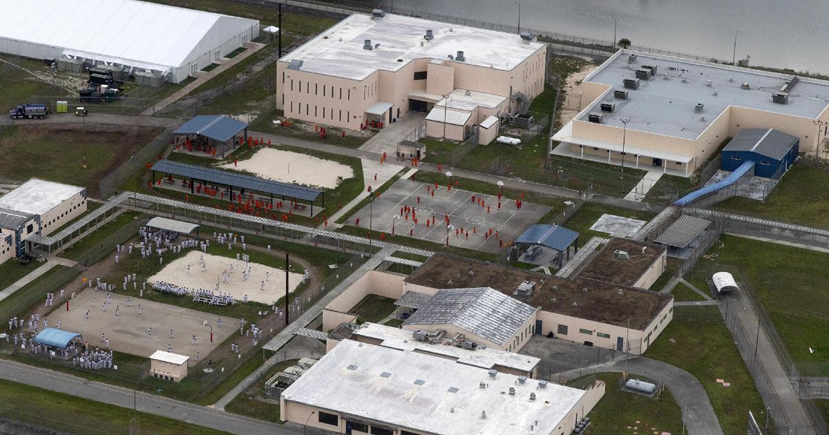 Giudice Usa ordina la chiusura di Alligator Alcatraz