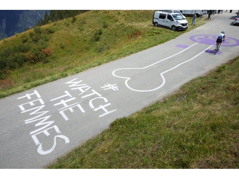 TOUR. FALLI SULL'ASFALTO? SKODA TRASFORMA I GRAFFITI OSCENI IN ARTE