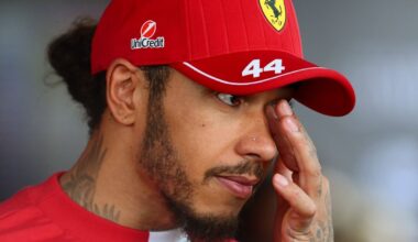 Hamilton deluso: "Sono inutile, forse la Ferrari deve cambiare pilota"
