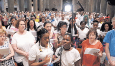 La rete "cattodem" che spinge la Chiesa a trasformarsi in Ong pro migranti