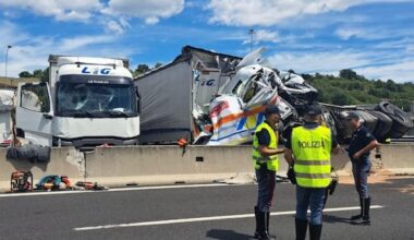 Incidente autostrada A1 oggi, camion salta corsia: 3 morti
