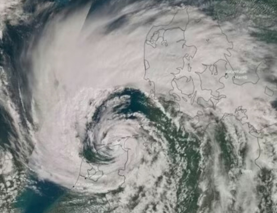 rara Tempesta nel cuore dell'Estate, venti a oltre 100 km/h; gli effetti