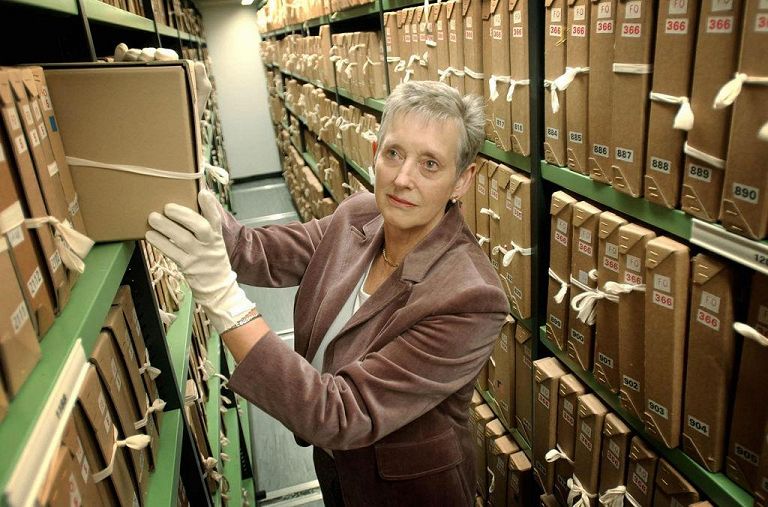 Stella Rimington, la prima donna a capo del servizio segreto interno britannico MI5 nel 2003