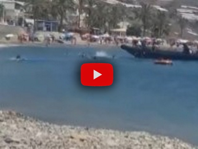 migranti tra i bagnanti in fuga; il Video