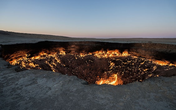 Turkmenistan, la Porta dell’Inferno verrà spenta: dopo 50 anni addio al cratere di fuoco di Darvaza