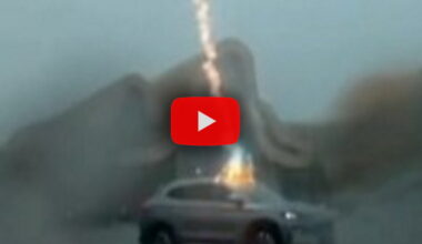 Auto colpita da un fulmine durante il temporale, esplosione e fiammata; il Video