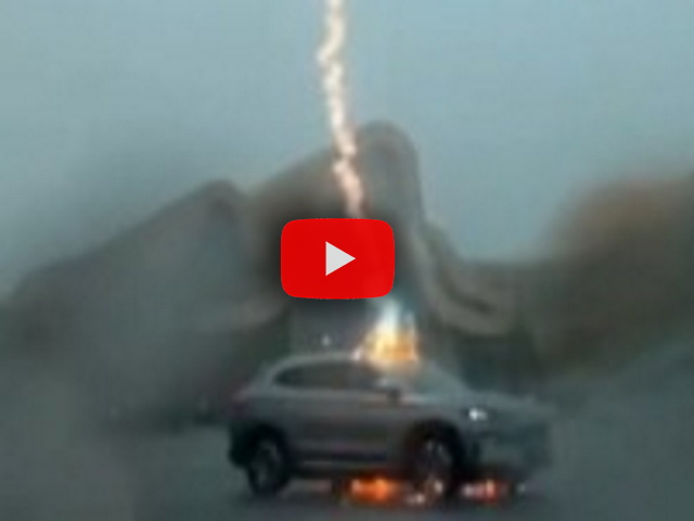 Auto colpita da un fulmine durante il temporale, esplosione e fiammata; il Video