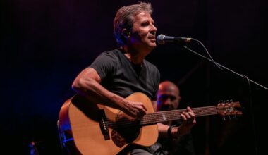 Luca Barbarossa e la sua chitarra. «Mi racconto in un concerto intimo»