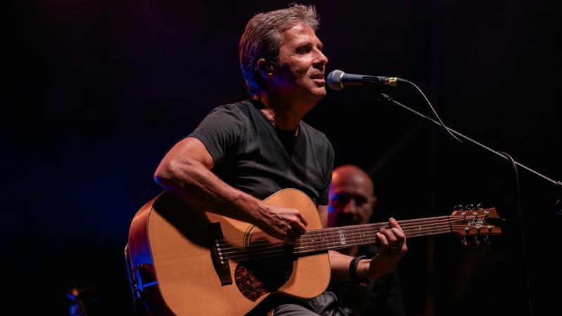 Luca Barbarossa e la sua chitarra. «Mi racconto in un concerto intimo»