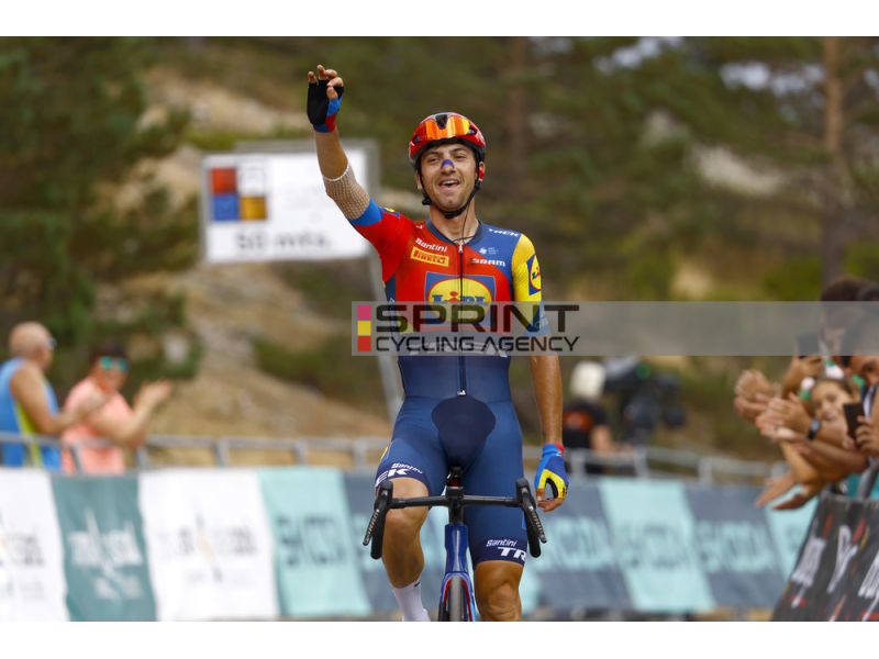 VUELTA BURGOS. CICCONE ESULTA A LAGUNAS DE NEILA. DEL TORO E FORTUNATO DIETRO DI LUI. LA CORSA E' DEL MESSICANO