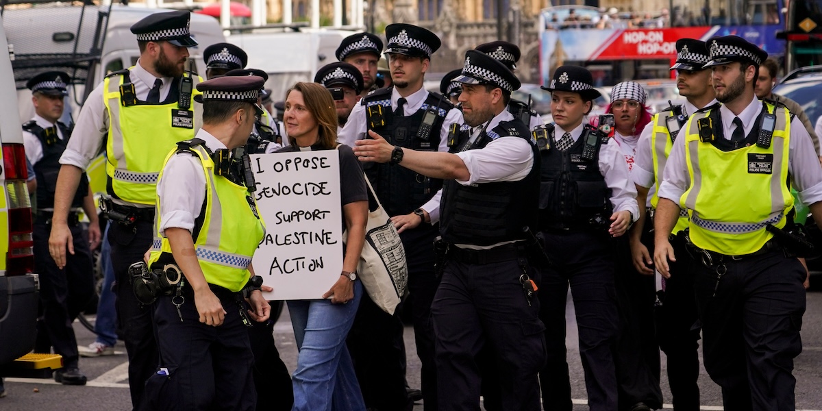 A Londra sono state arrestate almeno 200 persone che manifestavano per Palestine Action, che il Regno Unito ha dichiarato illegale