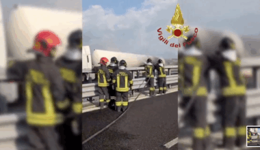 Un tratto dell'autostrada A1 a nord di Roma è stato chiuso a causa dell'incendio di un'autocisterna, e si sono formate lunghe code