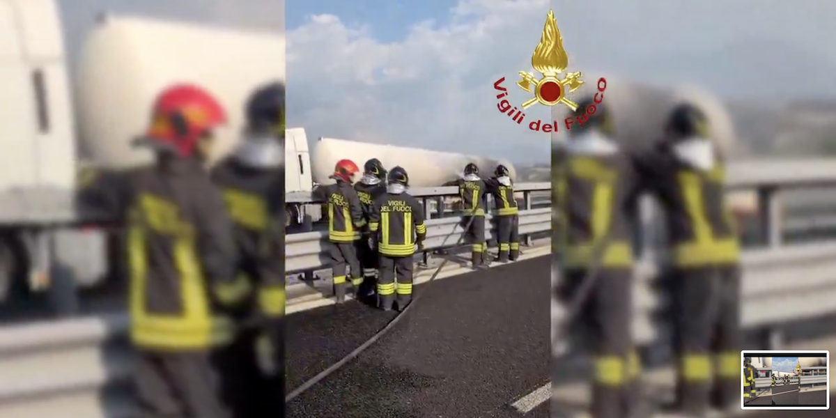 Un tratto dell'autostrada A1 a nord di Roma è stato chiuso a causa dell'incendio di un'autocisterna, e si sono formate lunghe code