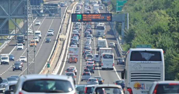 Autocisterna di Gpl in fiamme sull’A1 tra Orte e Diramazione Roma Nord: chiusi 40 km in entrambe le direzioni
