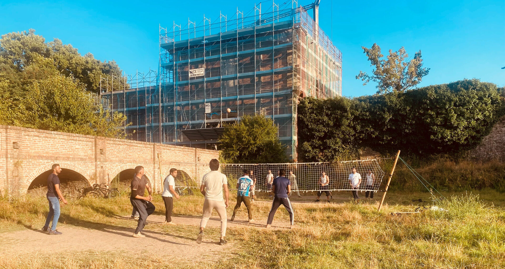 Porta Borghetto e via Rosso dove si gioca a pallavolo. Il cricket regna al Daturi