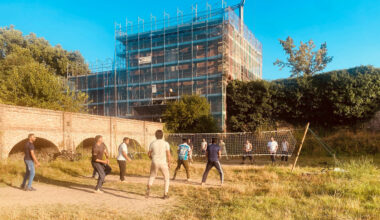 Porta Borghetto e via Rosso dove si gioca a pallavolo. Il cricket regna al Daturi