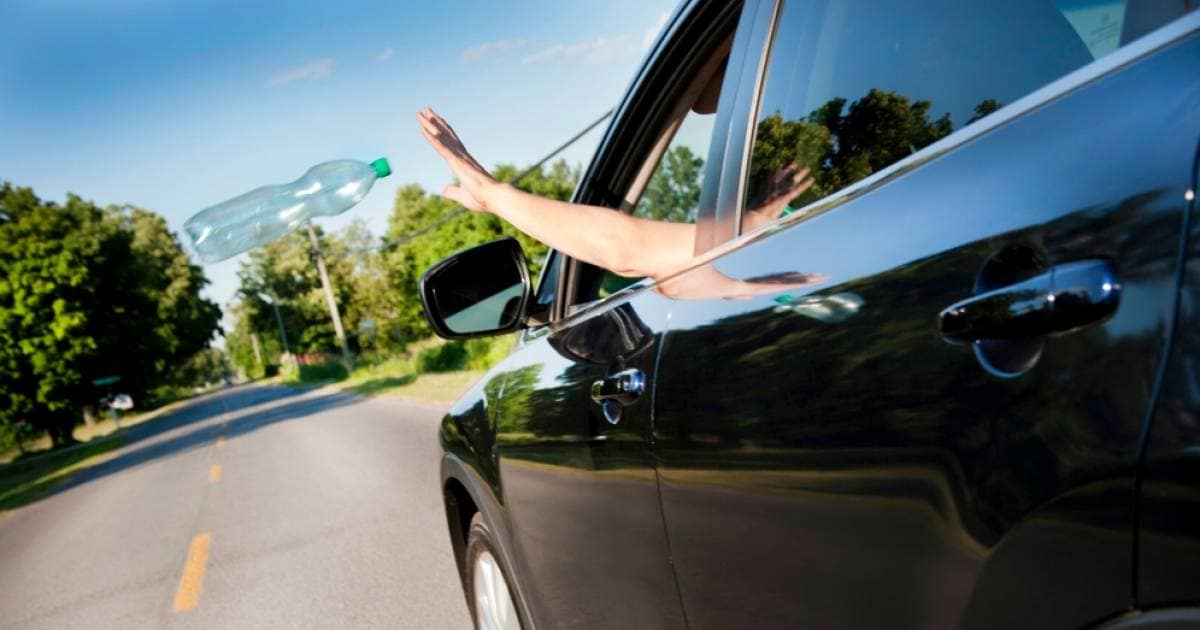 Ambiente: getti rifiuti dall'auto? Rischi anche l'arresto
