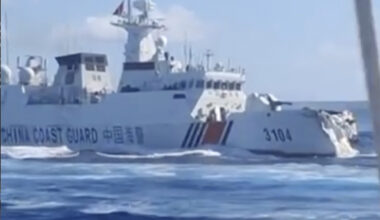 Lo scontro tra due navi cinesi che inseguivano un'imbarcazione filippina nel mar Cinese Meridionale
