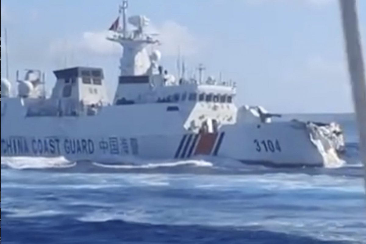 Lo scontro tra due navi cinesi che inseguivano un'imbarcazione filippina nel mar Cinese Meridionale