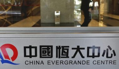 L'enorme società immobiliare cinese Evergrande, in liquidazione dal 2024, ritirerà le proprie azioni dalla borsa di Hong Kong