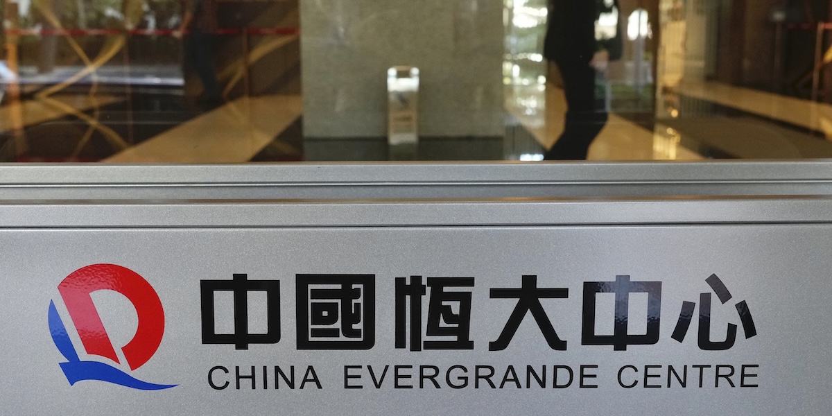 L'enorme società immobiliare cinese Evergrande, in liquidazione dal 2024, ritirerà le proprie azioni dalla borsa di Hong Kong