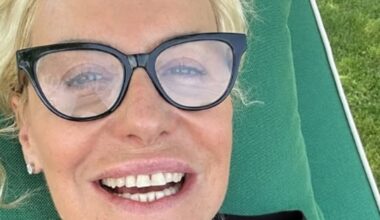 la conduttrice è bellissima e raggiante