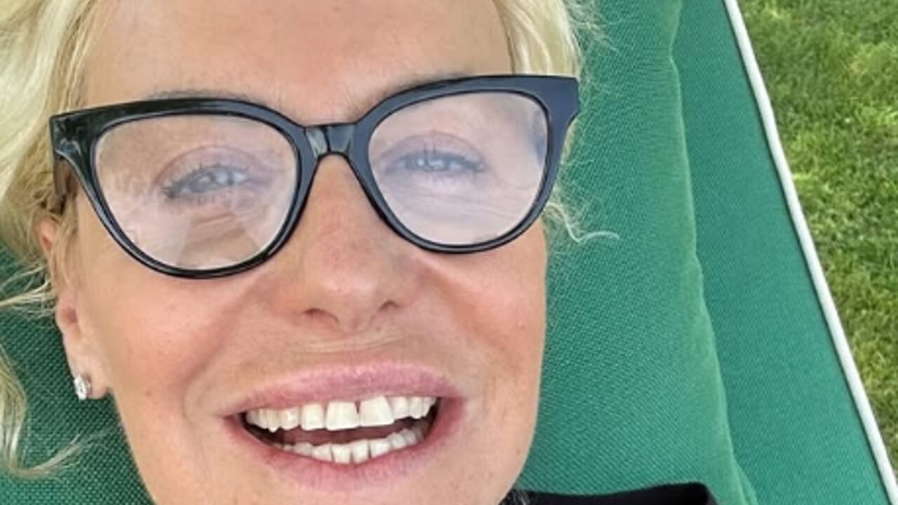 la conduttrice è bellissima e raggiante