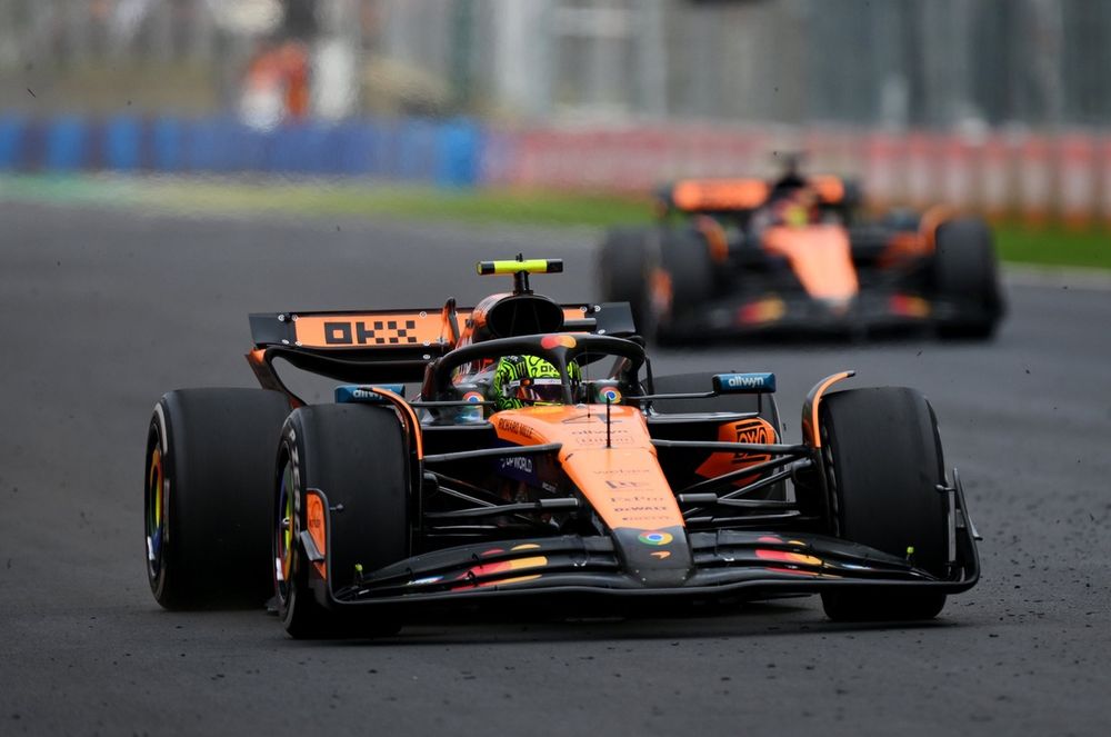 Lando Norris precede Oscar PIastri al traguardo del GP d'Ungheria