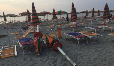 Lidi vandali spiaggia ombrelloni danneggiati nei bagni